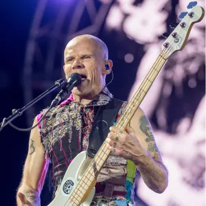 Flea chystá první sólovku